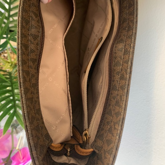 ❌SOLD❌ Michael Kors Cross Body Purse - Picture 16 of 16